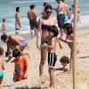 Leticia Birkheuer curte a praia do Leblon, na Zona Sul do Rio de Janeiro, na companhia do filho, João Guilherme, de 2 anos, em 23 de agosto de 2014
