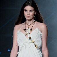 Camila Queiroz revive dias de modelo em evento da moda: 'Amo desfilar'