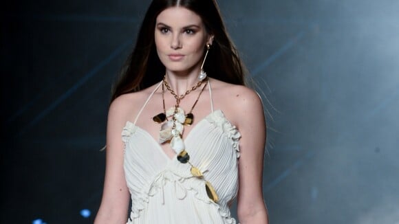 Camila Queiroz revive dias de modelo em evento da moda: 'Amo desfilar'