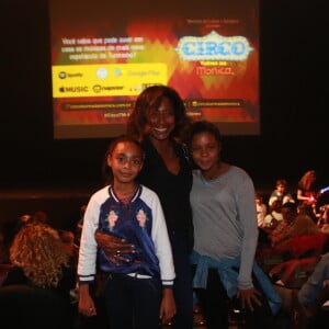 Gloria Maria também marcou presença na peça de teatro com as filhas, Maria e Laura