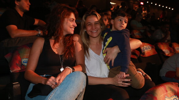 Fernanda Gentil leva filho, Gabriel, e namorada, Priscila, a espetáculo. Fotos!