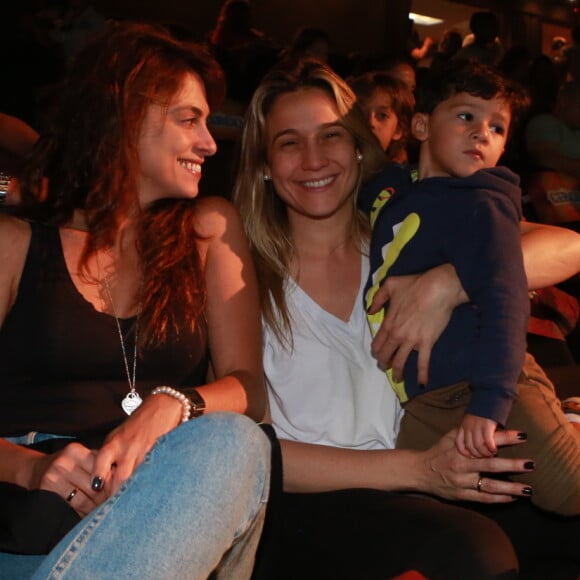 Fernanda Gentil leva filho, Gabriel, e namorada, Priscila, a espetáculo nesta sexta-feira, dia 19 de outubro de 018
