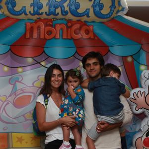 Felipe Simas levou a mulher, Mariana Uhlmann, e os filhos, Maria e Joaquim, na peça de teatro