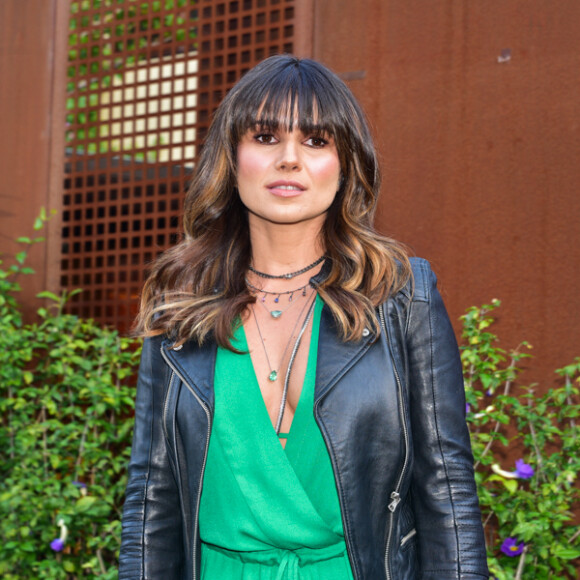 Paula Fernandes decidiu cortar a franja após adotar um aplique com o corte: 'New hair'