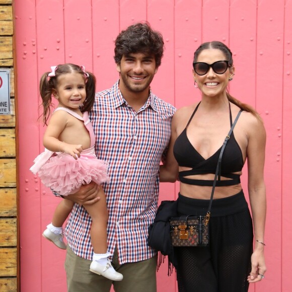 'A mamãe está diferente? A mamãe virou quem?', questionou Deborah Secco para a filha, Maria Flor