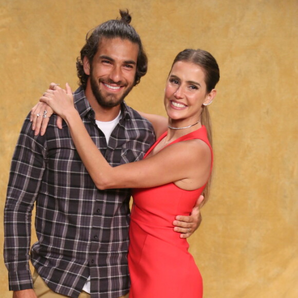 Deborah Secco foi homenageada pelo marido, Hugo Moura após cena em que cortou o cabelo em 'Segundo Sol'