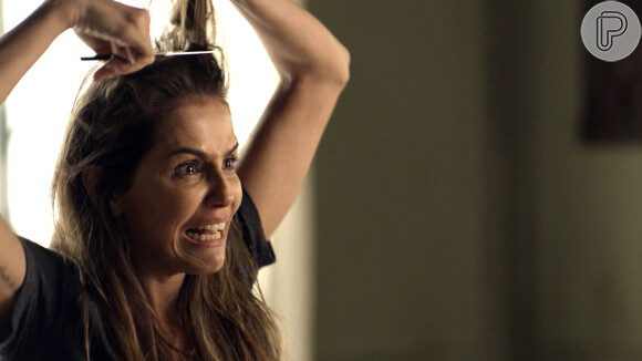 Deborah Secco cortou o próprio cabelo em cena na pele de Karola em 'Segundo Sol'