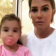 Filha de Deborah Secco, Maria Flor reage ao cabelo curto após mudança de visual da atriz em vídeo postado nesse domingo, dia 21 de outubro de 2018