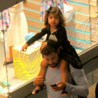 Cauã Reymond vai ao teatro com a filha, Sofia, e carrega a menina nos ombros