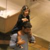 Cauã Reymond carrega Sofia, de 2 anos, no ombro durante passeio em shopping carioca