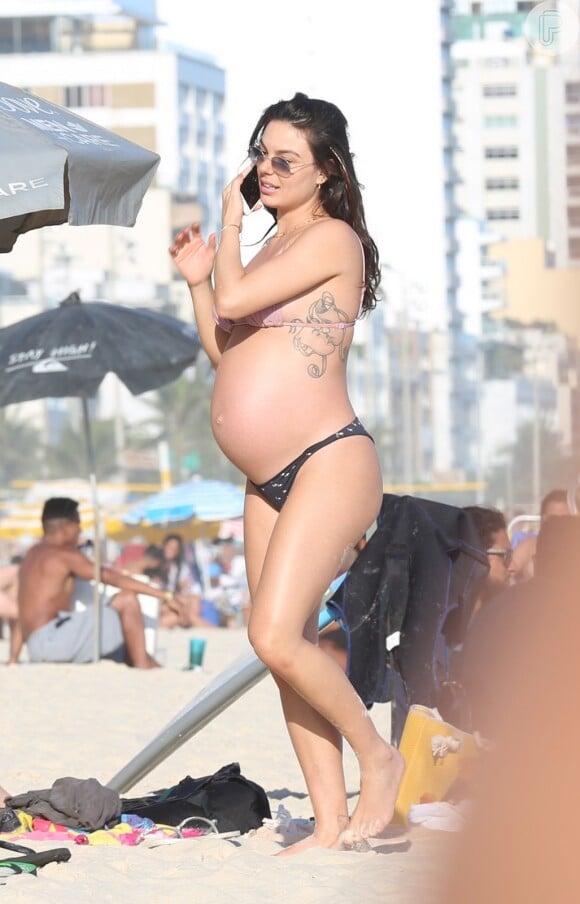 Isis Valverde deixa barriga de oito meses de gravidez à mostra ao curtir praia ao lado do marido, André Resende, no Rio, em 21 de outubro de 2018