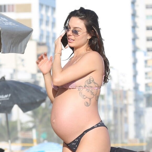 Isis Valverde deixa barriga de oito meses de gravidez à mostra ao curtir praia ao lado do marido, André Resende, no Rio, em 21 de outubro de 2018