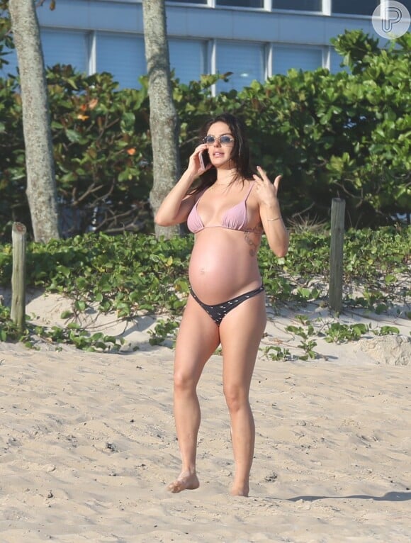 Isis Valverde exibe barrigão de oito meses de gravidez em praia