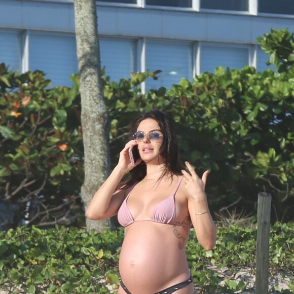 Isis Valverde exibe barrigão de oito meses de gravidez em praia