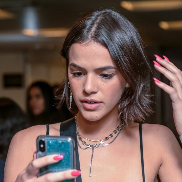 Bruna Marquezine foi flagrada se maquiando no banheiro do aeroporto Santos Dumont, no centro do Rio de Janeiro, neste domingo, 21 de outubro de 2018