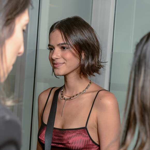 Bruna Marquezine atendeu o pedido da fã e posou para foto ao lado da menina. 'Chocadíssima com a Bruna Marquezine se maquiando no banheiro', descreveu a internauta