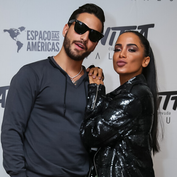 Maluma deu o ritmo com as mãos enquanto Anitta requebrava no palco