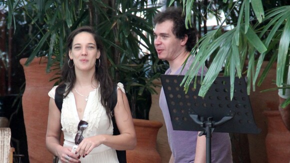 Adriana Birolli, de 'Império', almoça com o namorado em shopping do Rio