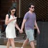 Adriana Birolli caminha de mãos dadas com o namorado, Alexandre Contini