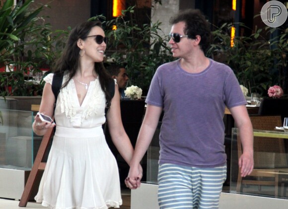 Adriana Birolli conversa com o namorado, Alexandre Contini, em shopping do Rio de Janeiro