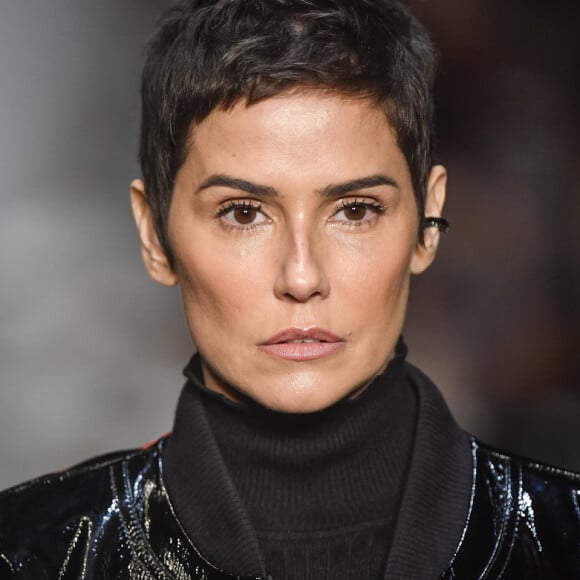 Deborah Secco desfilou com cabelo curto para a Torinno na São Paulo Fashion Week