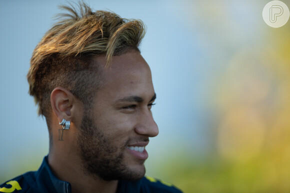Neymar fez nova tatuagem nas costas
