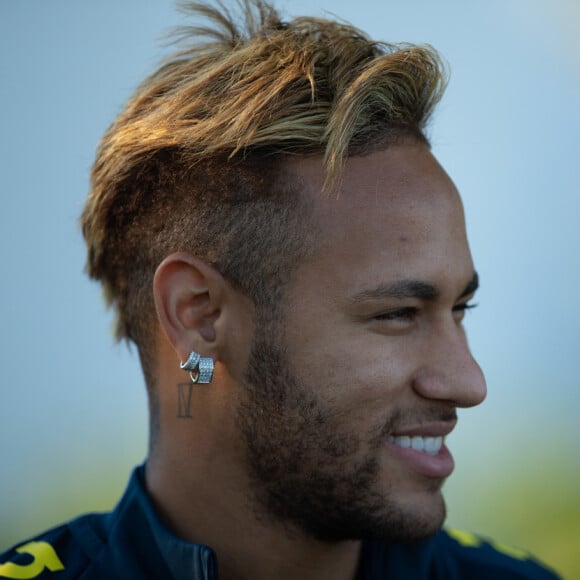 Neymar fez nova tatuagem nas costas