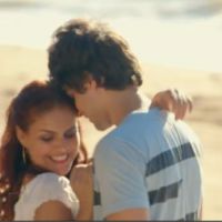Chay Suede e Paloma Bernardi aparecem em cenas românticas no filme 'Lascados'