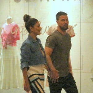 Juliana Paes esteve com o marido, Carlos Eduardo Baptista, em shopping do Rio