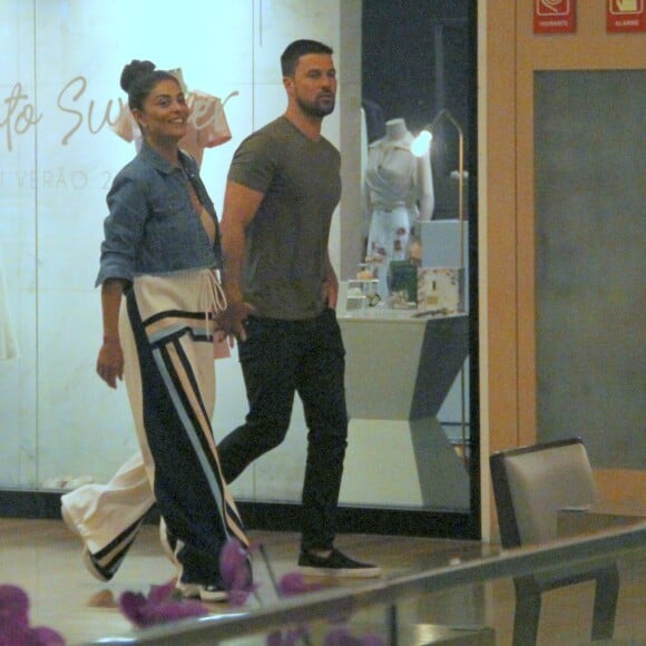 Juliana Paes e o marido, Carlos Eduardo Baptista, foram clicados em shopping do Rio