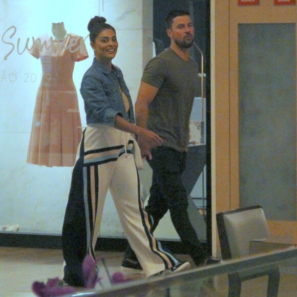 Juliana Paes usou look casual para ir às compras com o marido, Carlos Eduardo Baptista