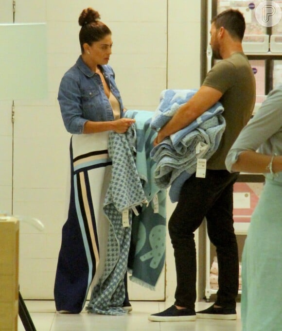 Juliana Paes escolheu uma jaqueta cropped para ir ao shopping com marido