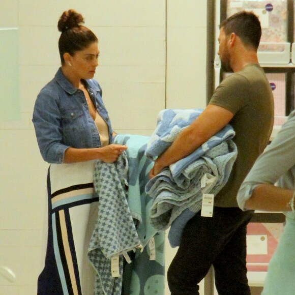 Juliana Paes escolheu uma jaqueta cropped para ir ao shopping com marido