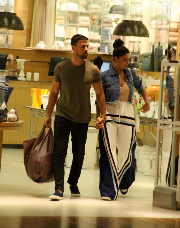 Juliana Paes e o marido, Carlos Eduardo Baptista, deixaram o shopping com sacolas