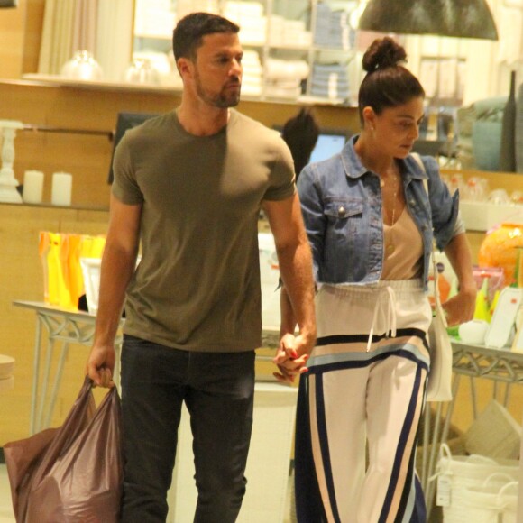 Juliana Paes usou calça pantalona com estampa gráfica em shopping do Rio