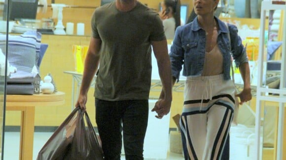 Juliana Paes aposta em look casual para ir às compras com o marido. Fotos!