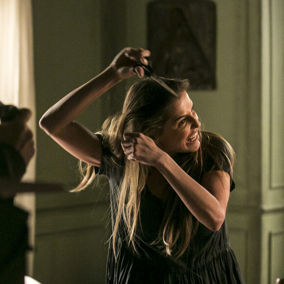 Deborah Secco radicalizou o visual e cortou o cabelo em cena da novela 'Segundo Sol'