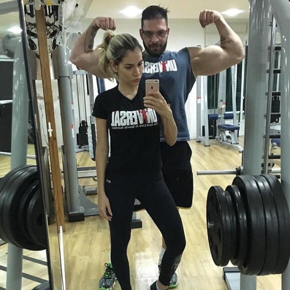 Adriana Sant'Anna malha sob orientação do personal trainer Ricardo Schultz