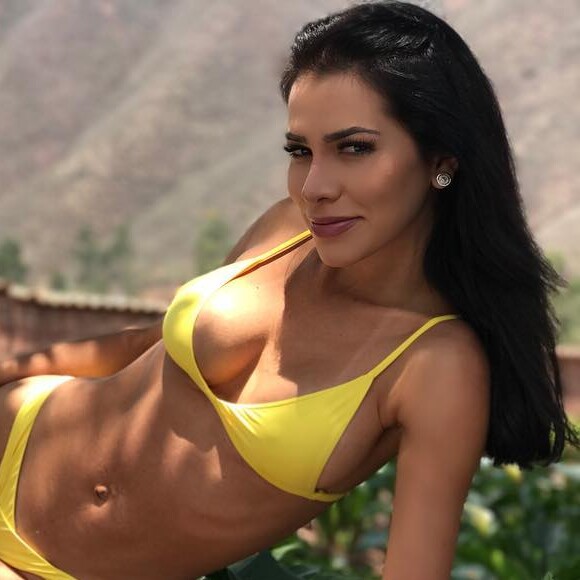 Adriana Sant'Anna é dona de um corpo sequinho, conquistado com malhação e dieta