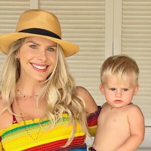 Karina Bacchi sempre compartilha momentos com o filho no Instagram