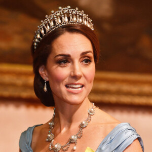 Além de tiara de Diana, o look contava com um broche escolhido para homenagear o marido, Príncipe William