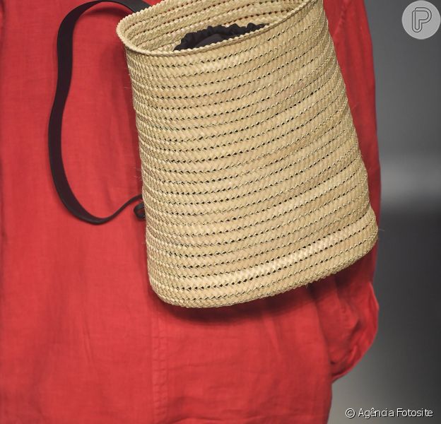 Bolsas com pegada artesanais estarão em alta na próxima temporada também. Em estilo mochila, da Osklen