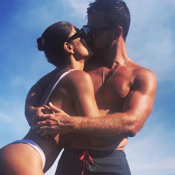 Juliana Paes também mostrou o corpão ao posar com o marido