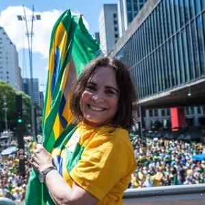 Regina Duarte participou das manifestações contra a corrupção em 2016