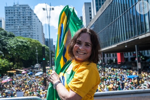 Regina Duarte participou das manifestações contra a corrupção em 2016