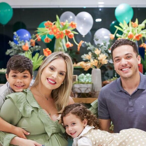 Wesley Safadão se divertiu com Ysis e a mulher, Thyane, em haras