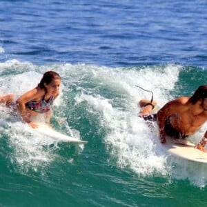 Isabella Santoni contou recentemente que deu força ao namorado quando ele se acidentou enquanto surfava em Fiji