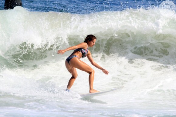 Isabella Santoni praticou o surfe na praia de Ipanema, no Rio, neste sábado, 27 de outubro de 2018