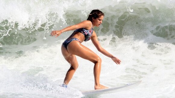 Radical! Isabella Santoni exibe boa forma ao surfar com o namorado. Veja fotos