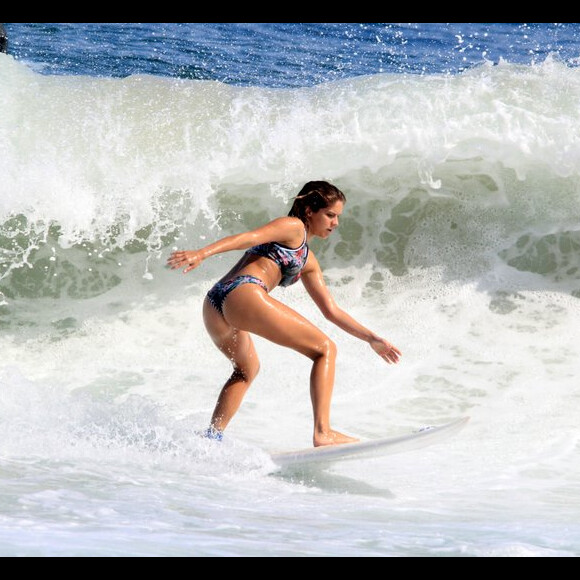 Isabella Santoni praticou o surfe na praia de Ipanema, no Rio, neste sábado, 27 de outubro de 2018